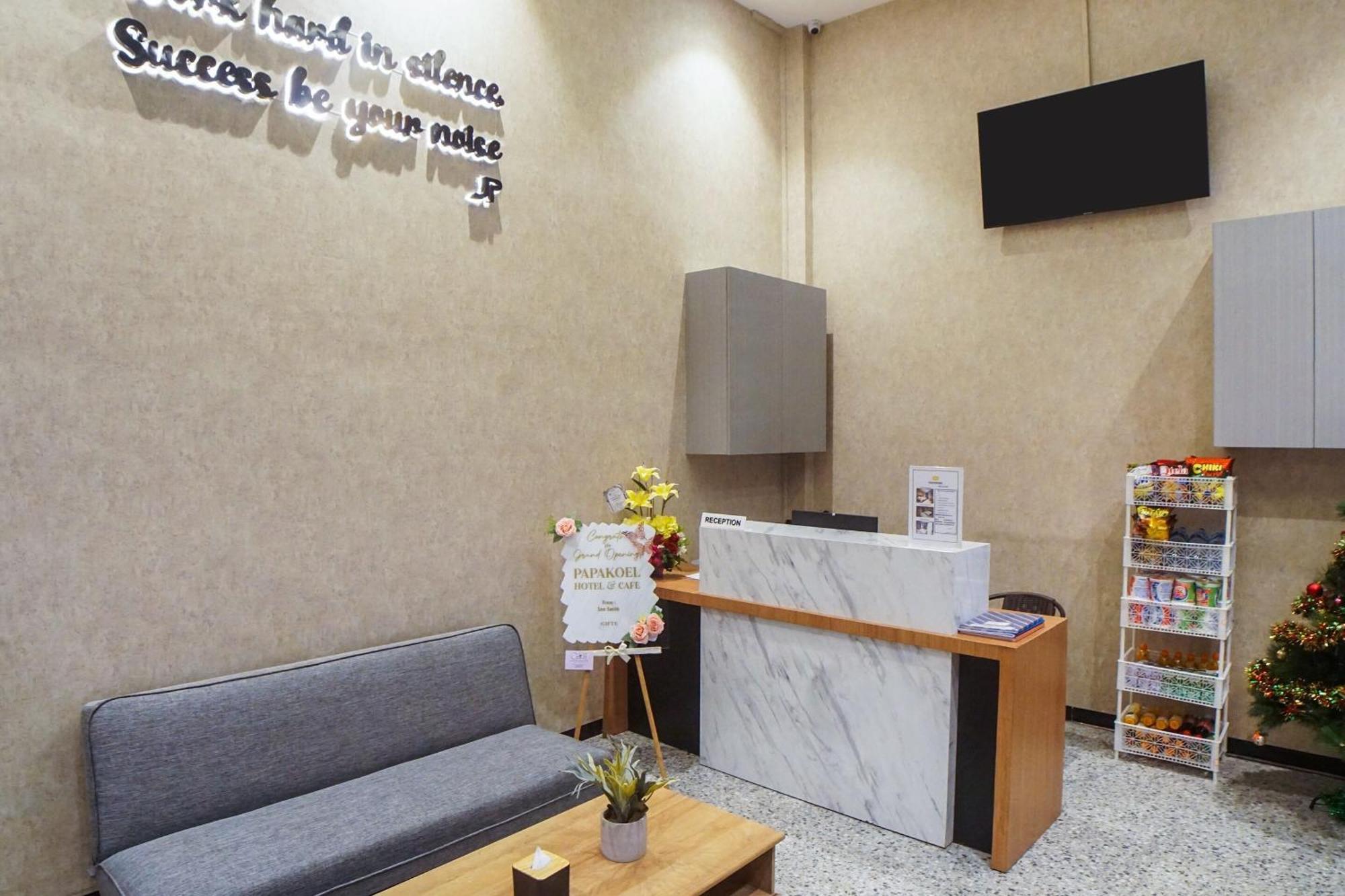 Super Oyo Capital O 92066 Papakoel Hotel & Cafe Medan Eksteriør billede
